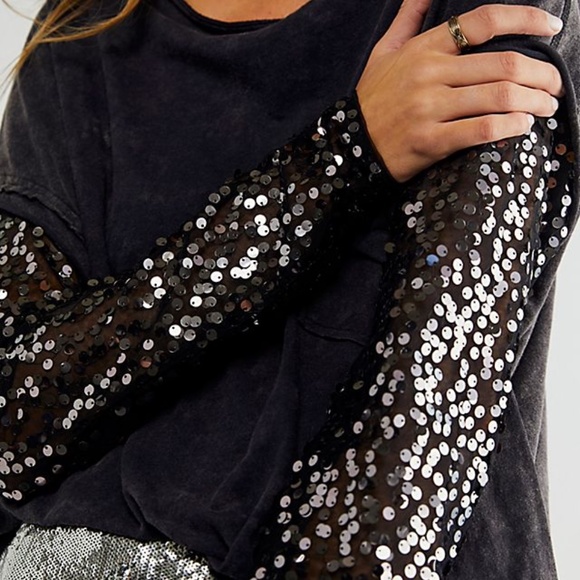Free People NEW Celine Sequined Sleeve Tee Size Large NWT - Picture 2 of 7